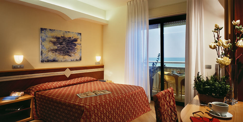 Hotel Europa Beach Village Джулианова Экстерьер фото