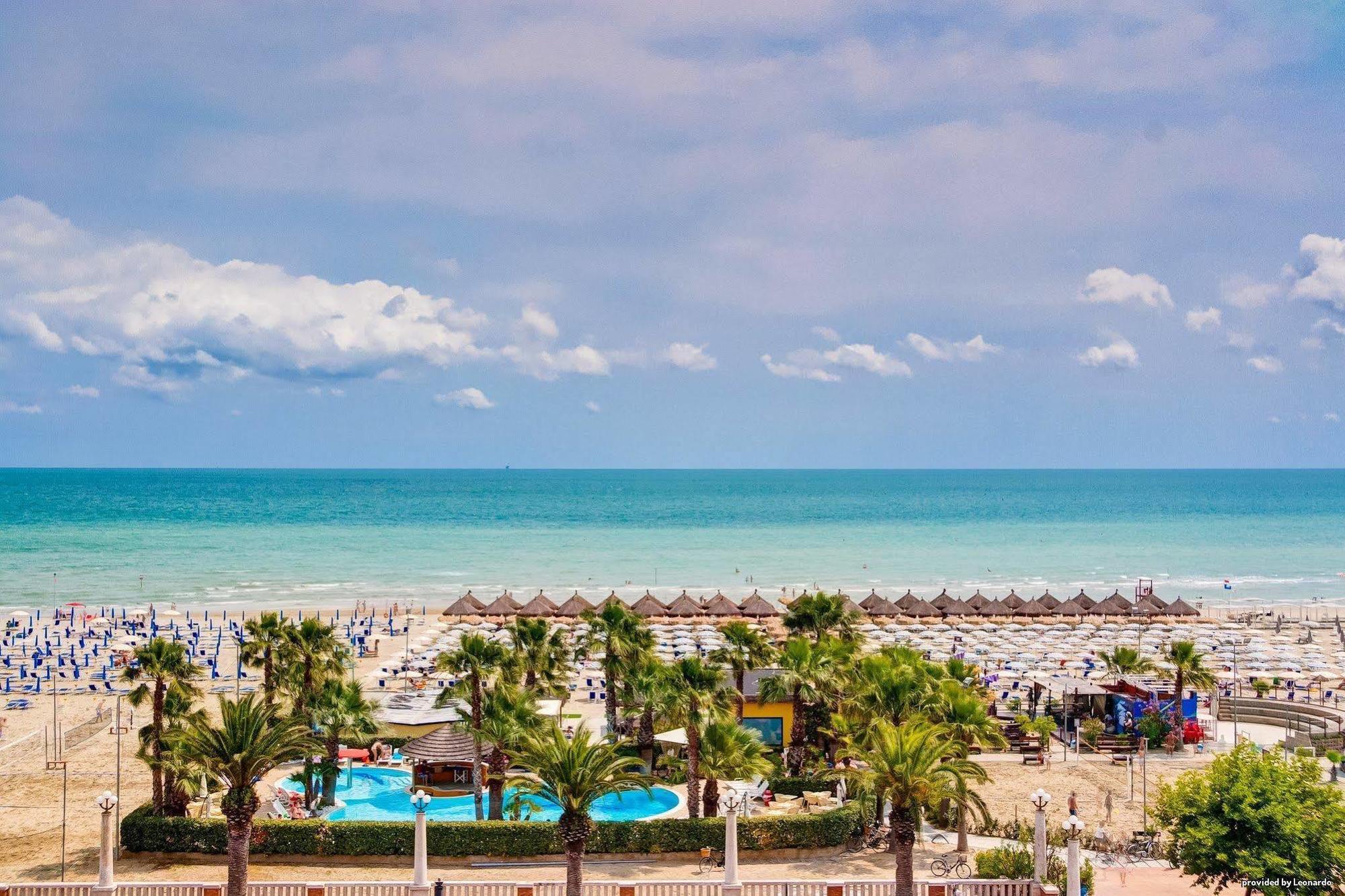 Hotel Europa Beach Village Джулианова Экстерьер фото