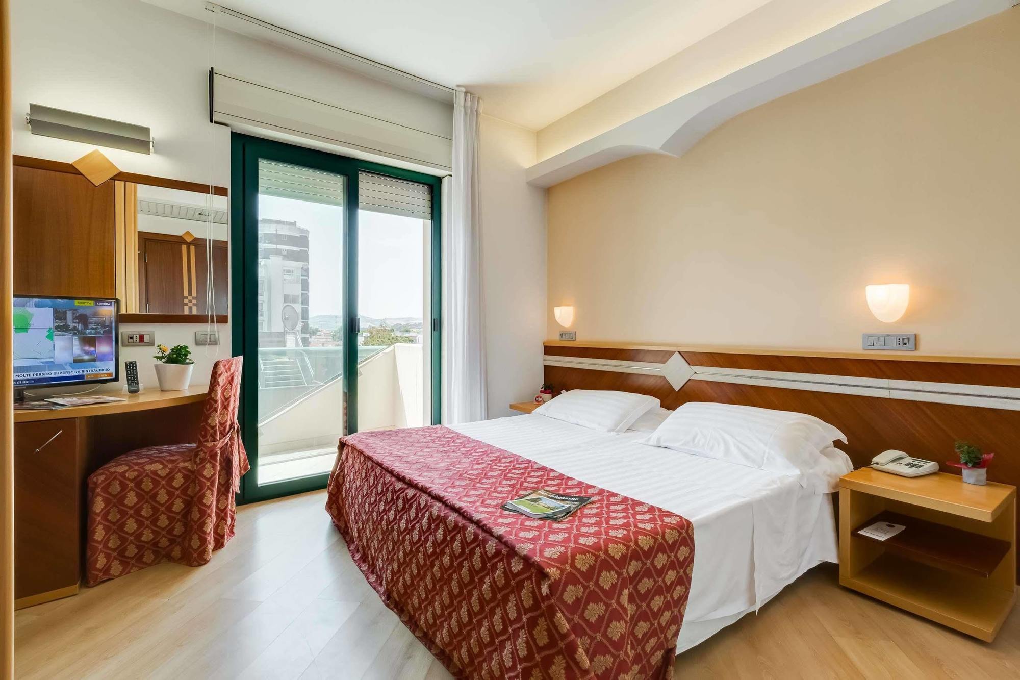 Hotel Europa Beach Village Джулианова Экстерьер фото