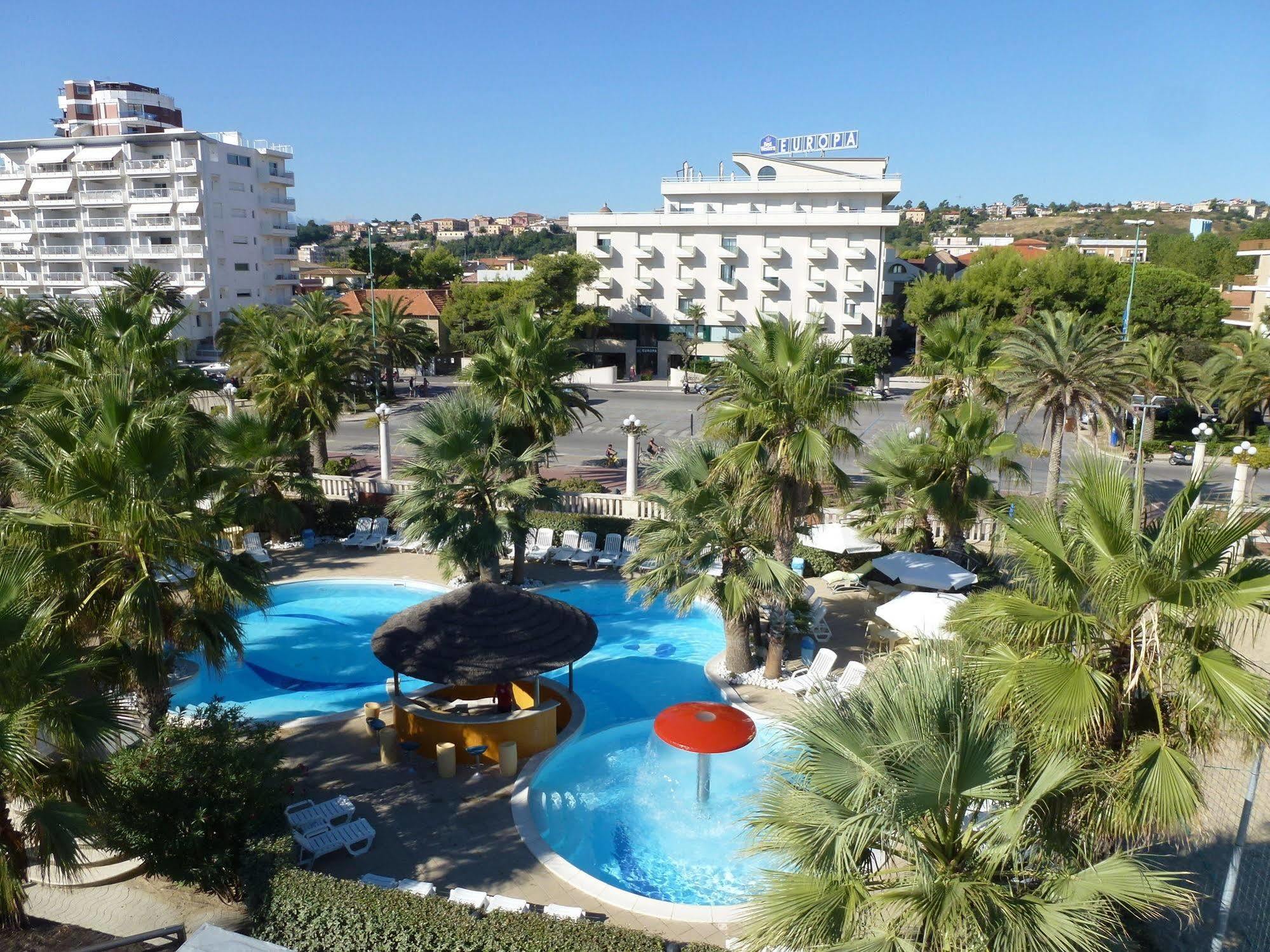 Hotel Europa Beach Village Джулианова Экстерьер фото