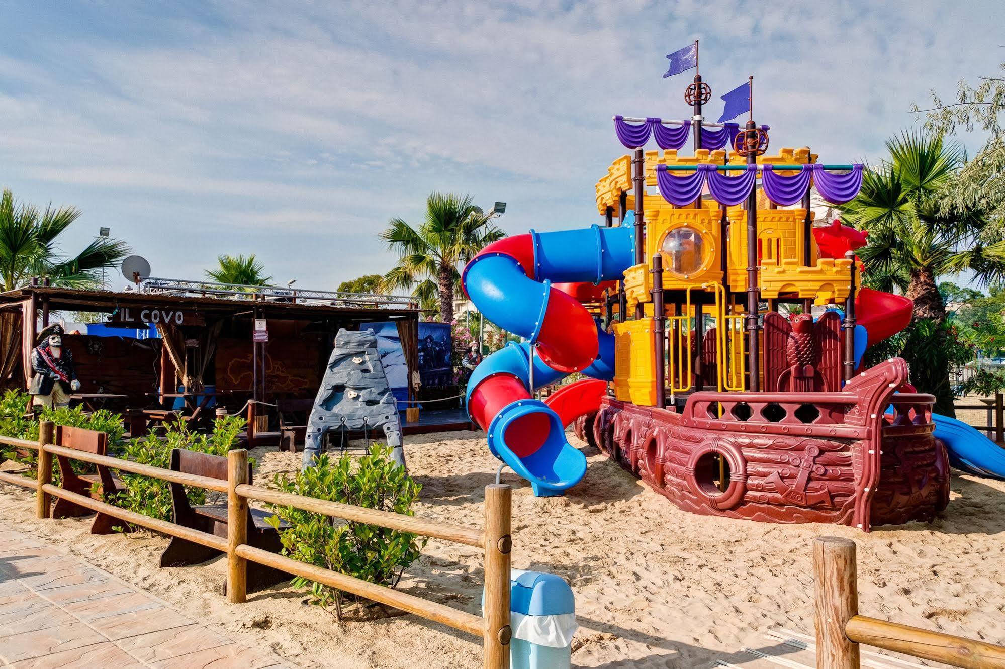 Hotel Europa Beach Village Джулианова Экстерьер фото